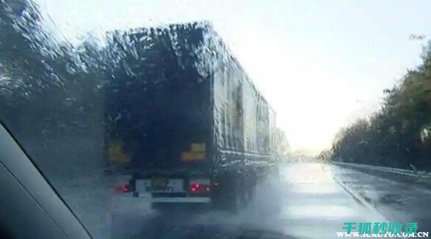 雨天驾驶技巧：新手与老手都能学习的指南 (雨天驾驶技巧 让您风雨无阻)