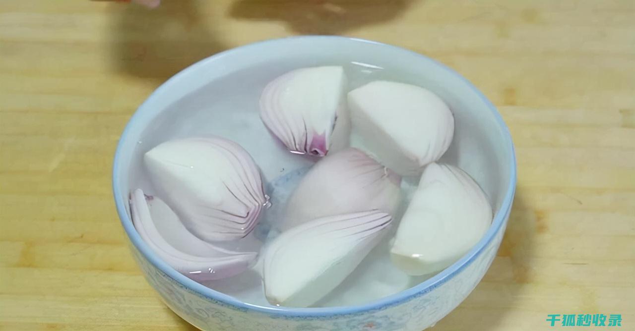 切洋葱时想不流泪？这个方法太管用了！ (切洋葱的时候)